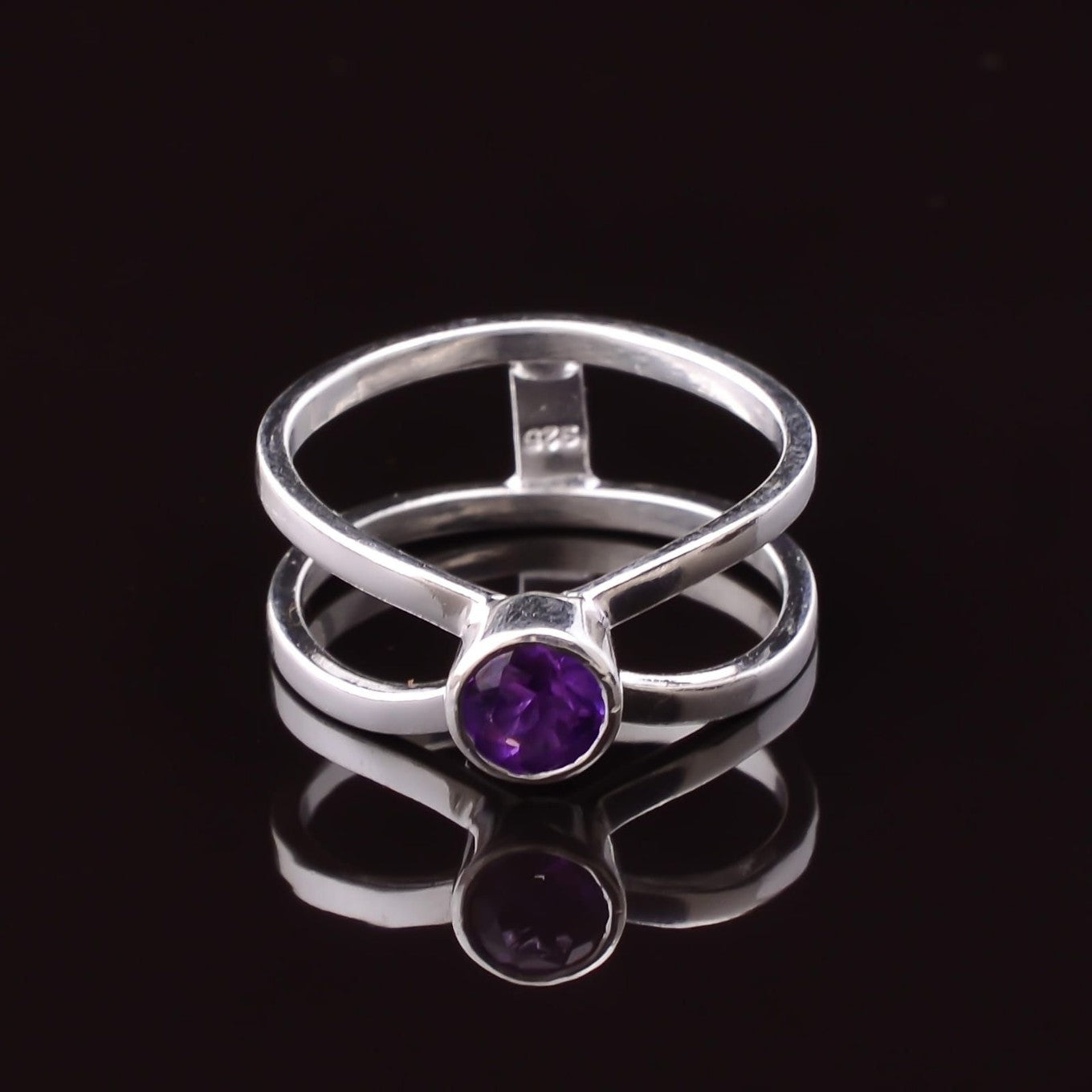 Elegant Gemstone Ring for Anniversary and Gifting